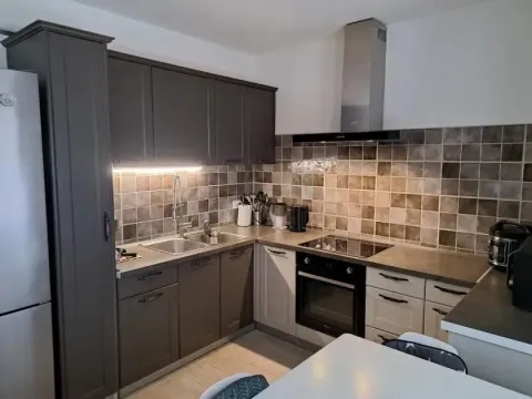 Moderna kuhinja sa tamnim elementima i ugradnom tehnikom. - image 6