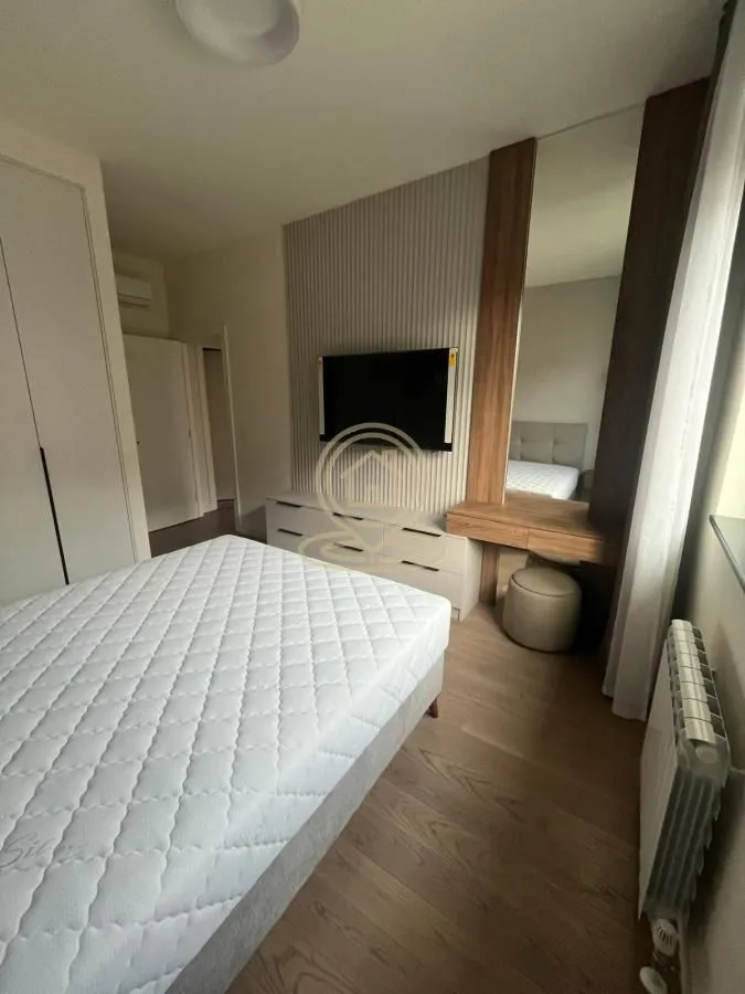 Izdavanje, trosoban stan, 80m², Savski Venac, Beograd