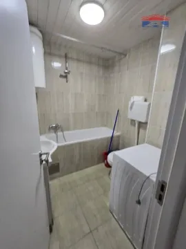 Kupatilo sa kadom, umivaonikom, WC šoljom i veš mašinom. - image 10