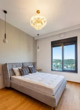 Moderna spavaća soba sa bračnim krevetom i pogledom na prirodu kroz prozor. - image 9