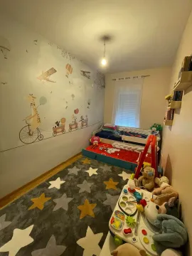 Dječija soba sa krevetom, igračkama i zidnim tapetama sa motivima životinja. - image 10