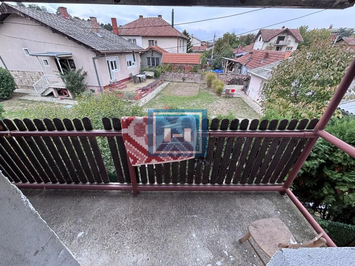 Pogled sa terase na dvorište i okolne kuće.