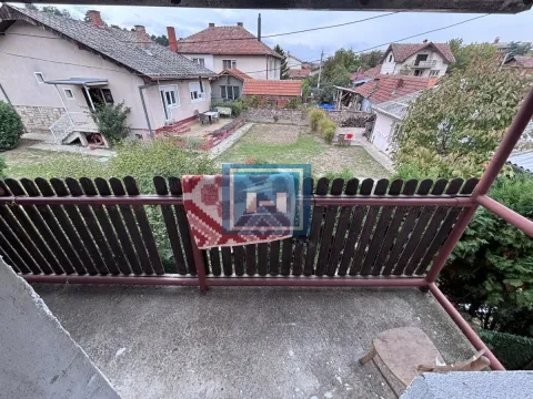 Pogled sa terase na dvorište i okolne kuće. - image 20