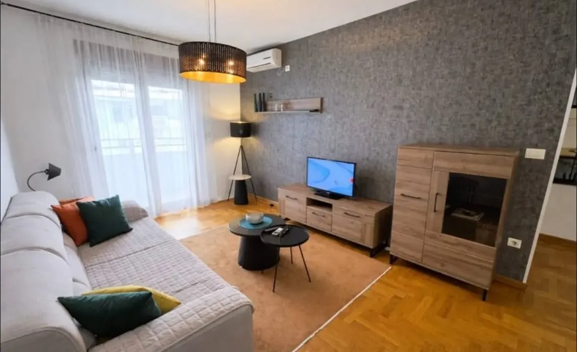 Izdavanje, jednosoban stan, 45m², Preko Morače, Podgorica