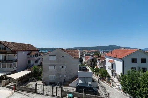 Pogled sa terase na okolne kuće i naselje. - image 22