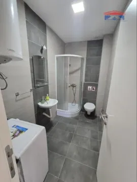 Kupatilo sa tuš kabinom, umivaonikom, WC šoljom i veš mašinom. - image 9