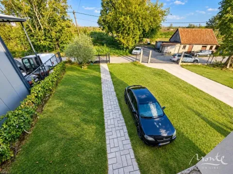 Pogled iz vazduha na dvorište kuće sa travnjakom i stazom. - image 17