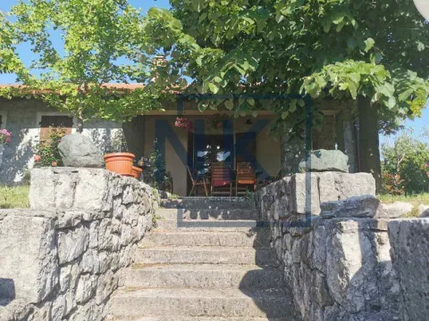 Kameno stepenište koje vodi do ulaza u kuću okruženu zelenilom. - image 7