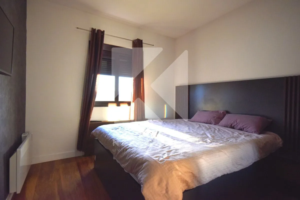 Bedroom with a large double bed and a window.