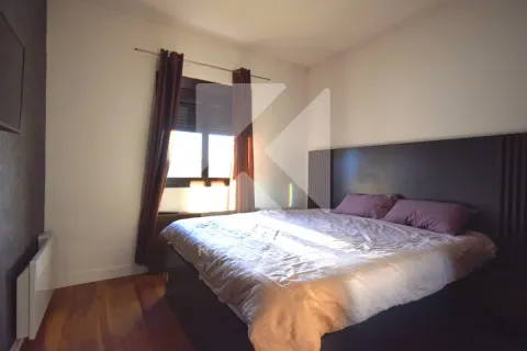 Bedroom with a large double bed and a window. - image 15