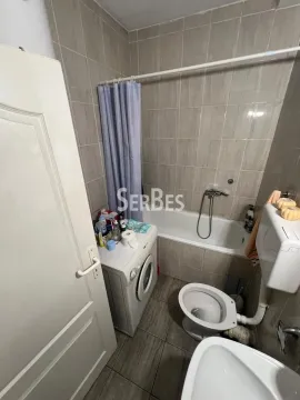 Manje kupatilo sa kadom, wc šoljom i veš mašinom. - image 7