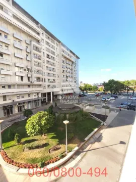 Pogled sa terase na okolne zgrade, parking i uređeno zelenilo. - image 19