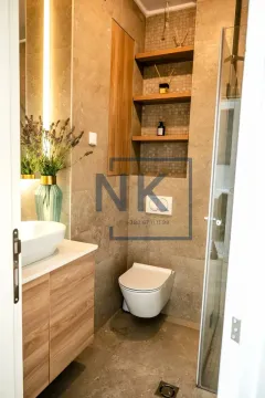 Moderne kupatilo sa umivaonikom, ugradnom WC šoljom i tuš kabinom. - image 6