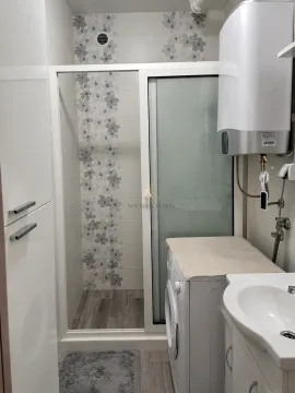 Kupatilo sa tuš kabinom, umivaonikom, veš mašinom i bojlerom. - image 3