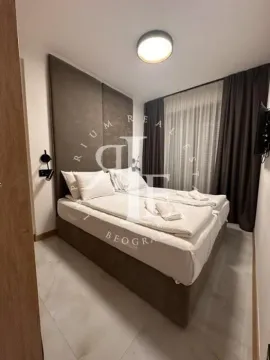 Nameštena spavaća soba sa bračnim krevetom i prozorom sa zavesama. - image 17