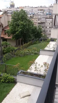 Pogled sa balkona na dvorište i okolne zgrade. - image 7