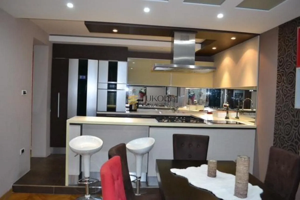 Prodaja, četvorosoban stan, 130m², Grbavica, Novi Sad Sve Podlokacije