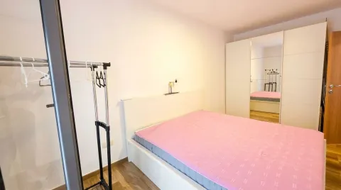 Spavaća soba sa bračnim krevetom, bijelim garderoberom sa ogledalom i stalkom za odjeću. - image 8