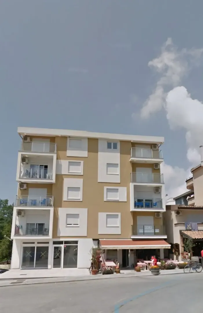 Spoljašnji izgled višespratne stambene zgrade sa terasama i poslovnim prostorom u prizemlju.