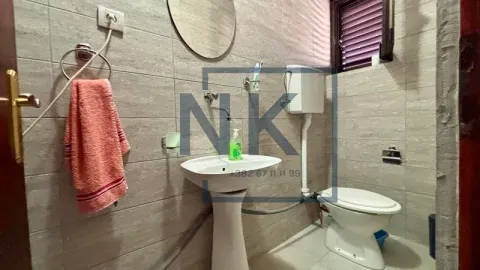 Manje kupatilo obloženo keramičkim pločicama sa umivaonikom i šoljom. - image 8