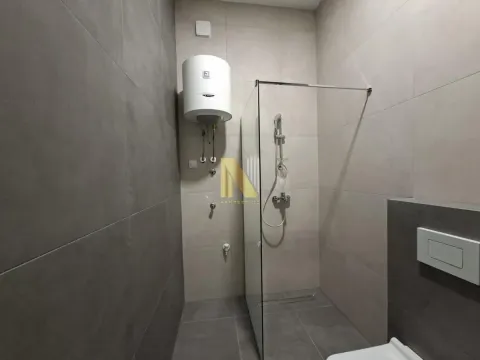 Moderno opremljeno kupatilo sa tuš kabinom i bojlerom. - image 7