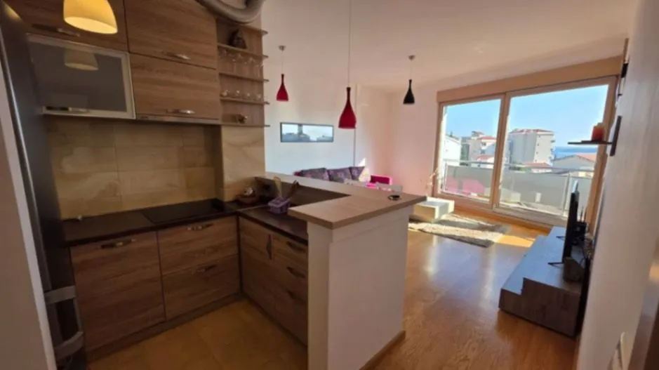 Izdavanje, dvosoban stan, 70m², Bečići, Budva