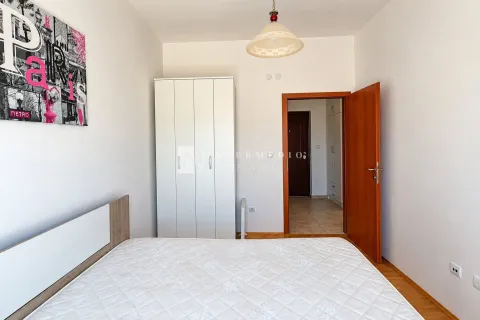 Namještena spavaća soba sa bračnim krevetom, garderoberom i ulaznim vratima. - image 8