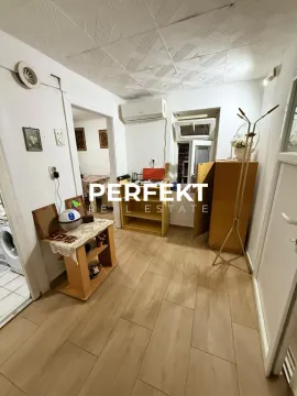 Manja kuhinja sa drvenim elementima i aparatom za klimatizaciju. - image 7