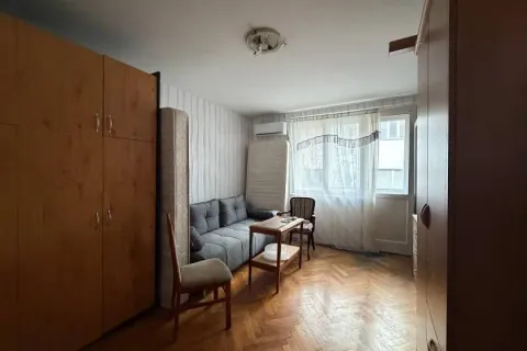 Dnevna soba sa garniturom za sedenje, ormarima i drvenim podom. - image 2