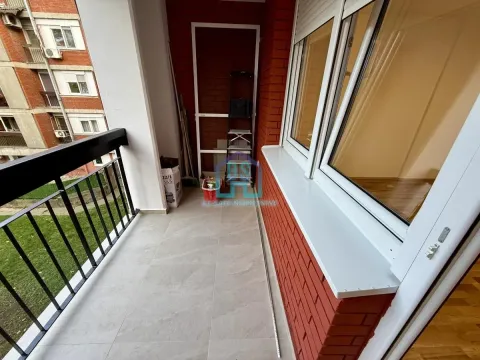 Manji popločani balkon sa ogradom i pogledom na naselje. - image 14