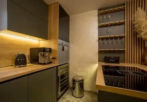 Izdavanje, trosoban stan, 150m², Muo, Kotor - image 2