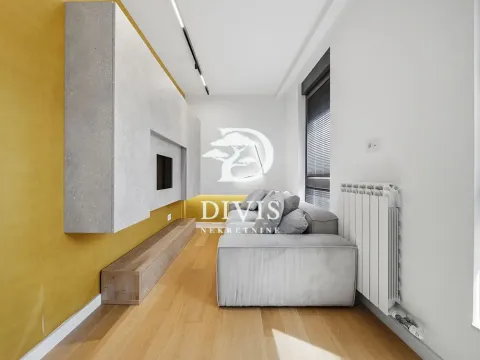 Dnevna soba sa ugaonom garniturom i TV komodom na žutom zidu. - image 7