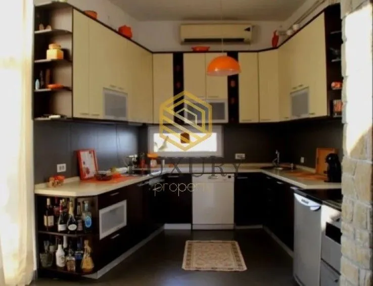 Izdavanje, kuća, 250m², Tološi, Podgorica