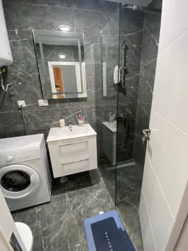 Moderne kupatilo sa tuš kabinom, umivaonikom i mašinom za veš. - image 4