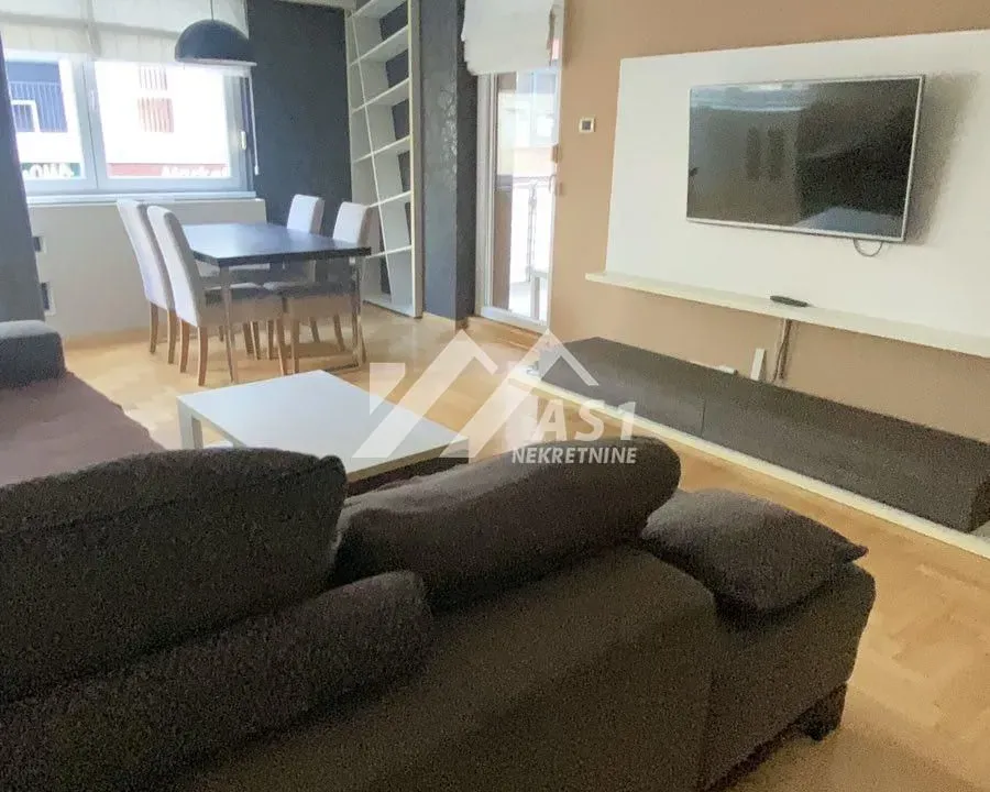 Izdavanje, četvorosoban stan, 100m², Centar, Novi Sad