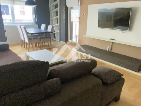 Izdavanje, četvorosoban stan, 100m², Centar, Novi Sad - image 1