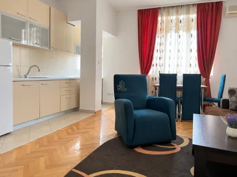 Dnevni boravak sa trpezarijom i spojenom kuhinjom. - image 3