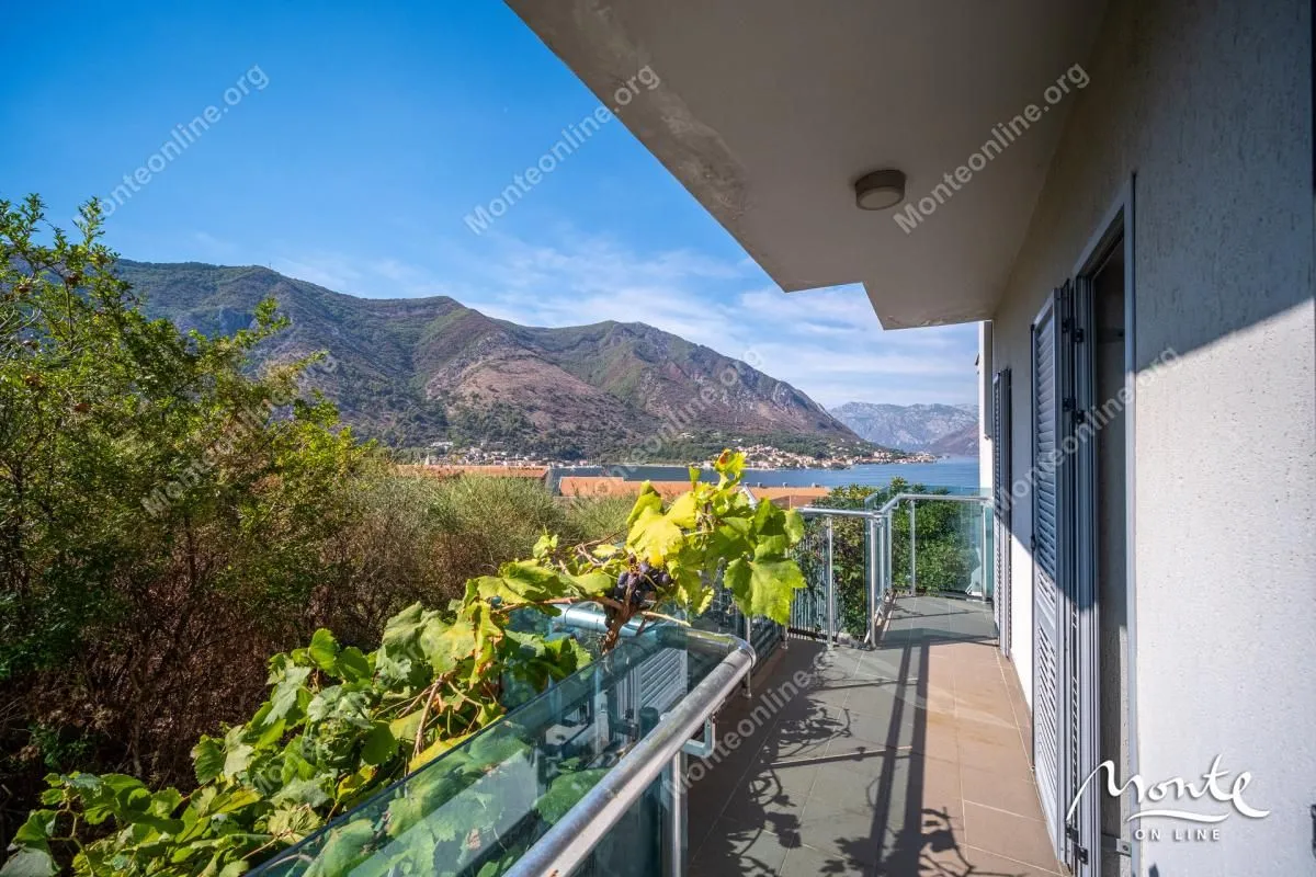 Balkon sa pogledom na more i planine.