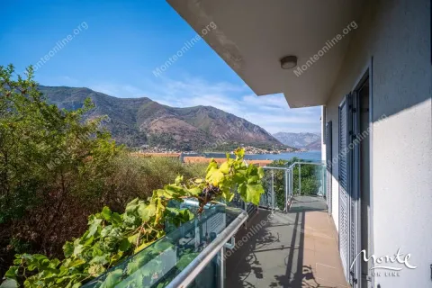 Balkon sa pogledom na more i planine. - image 23