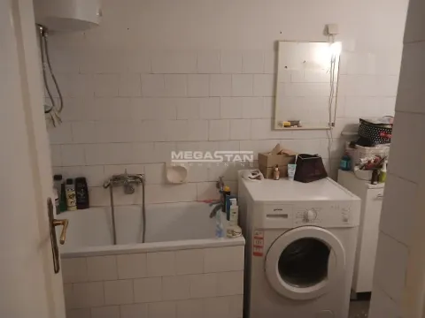 Manje kupatilo sa kadom i veš mašinom. - image 11