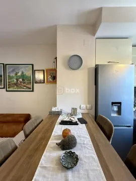 Trpezarijski sto sa stolicama u sklopu dnevnog boravka. - image 9