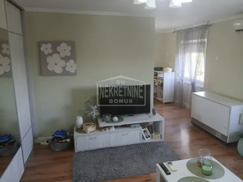 Dnevna soba sa garniturom, TV-om i prozorom. - image 3