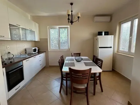 Izdavanje, dvosoban stan, 100m², Prčanj, Kotor - image 4