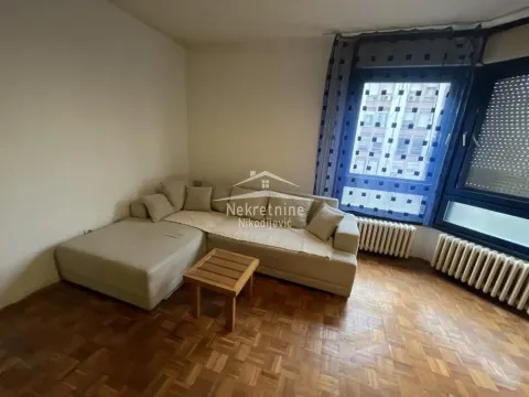 Dnevna soba sa ugaonom garniturom i prozorom. - image 4