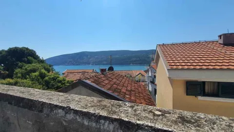 Pogled sa terase na more i krovove okolnih kuća. - image 11