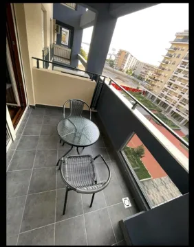 Namtještena terasa sa stolom i dvije stolice i pogledom na naselje. - image 2