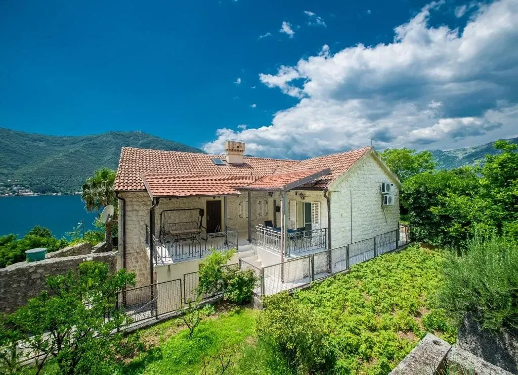 Izdavanje, stan, 120m², Kotor, Crna Gora