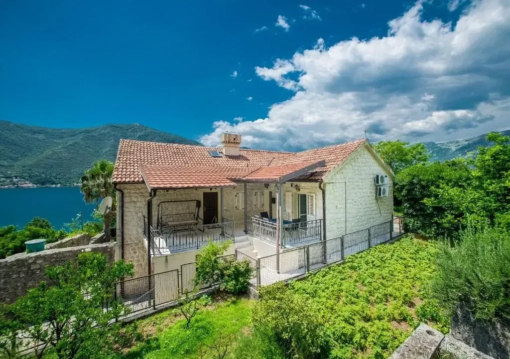 Izdavanje, stan, 120m², Kotor, Crna Gora
