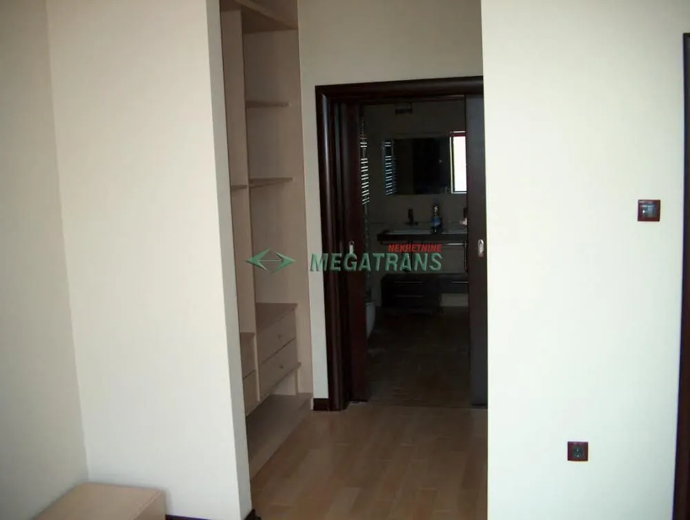 Izdavanje, četvorosoban stan, 170m², Novi Sad Sve Podlokacije, Novi Sad
