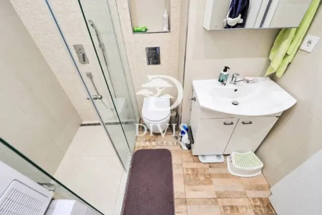 Kompaktno kupatilo sa tuš kabinom, umivaonikom i wc šoljom.